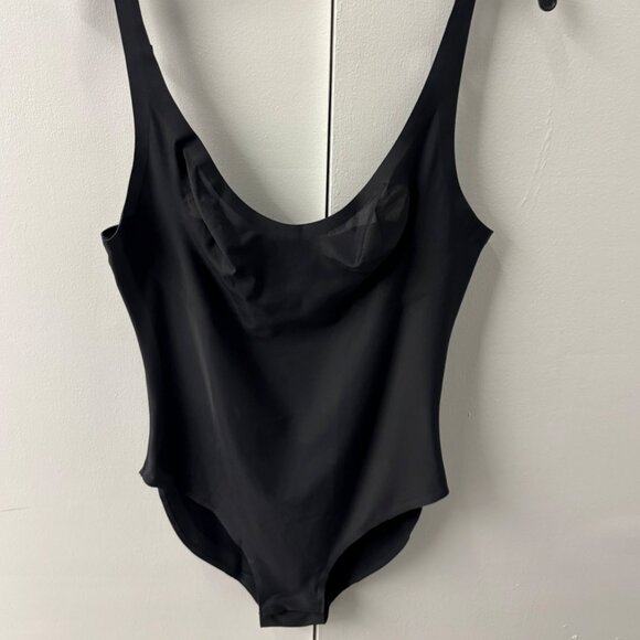 SKIMS UNLINED PLUNGE BODYSUIT - Picture 2 of 4